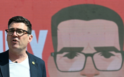 Le maire du Grand Manchester Mayor Andy Burnham lors du lancement de sa campagne à une élection législative partielle à Ashton-in-Makerfield, le 22 mai 2026 - - (AFP)