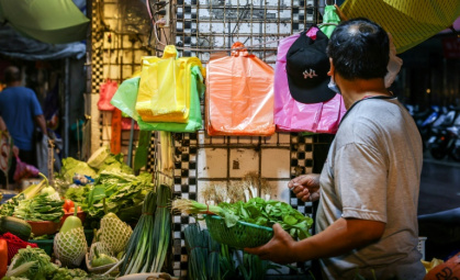 Des sacs en plastique sur un marché de Keelung, à Taïwan, le 9 juin 2026 - I-Hwa Cheng (AFP)