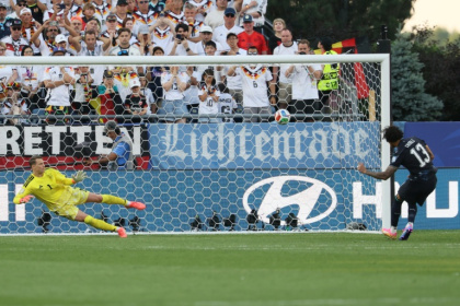 Sixième tireur du Paraguay lors de la séance de tirs au but, Jose Canale trompe le gardien allemand Manuel Neuer et envoie les Sud-Américains en huitième de finale de la Coupe du monde le 29 juin 20226 à Foxborough - Odd ANDERSEN (AFP)