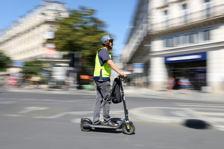 Le casque ou l'amende : à Paris, les usagers de trottinettes électriques sommés de s'équiper