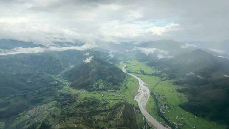 Huit jours après le "tsunami himalayen", le défi de l'aide aux sinistrés