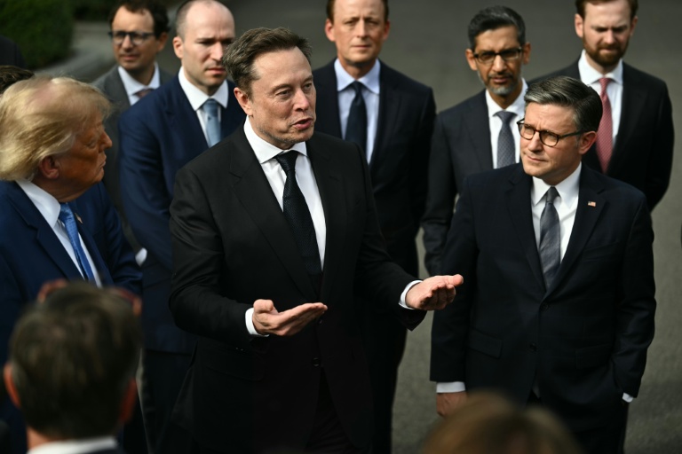 Sous la tutelle de Trump, les patrons de l'IA promettent de s'auto-réguler