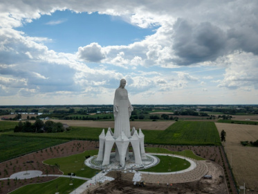 Vue aérienne de la statue de la Vierge Marie du village de Konotopie, la plus haute statue mariale d'Europe, dans le centre de la Pologne, le 22 juillet 2026 - Wojtek RADWANSKI (AFP)