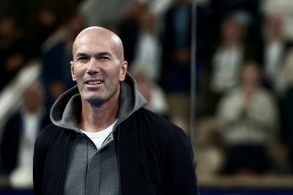 La légende du football français et entraîneur Zinédine Zidane assiste à une cérémonie sur le court Philippe-Chatrier du complexe de Roland-Garros, à Paris, le 14 septembre 2025 - Sean M. Haffey (AFP)