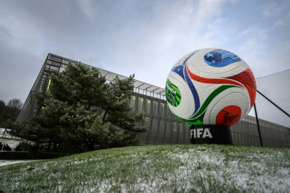 Réplique géante du ballon Trionda du Mondial-2026, devant le siège de la FIFA à Zurich (Suisse), le 20 novembre 2025 - FRANCK FIFE (AFP)