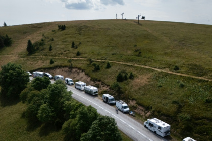 Vue aérienne de camping-cars stationnés le long de la "Route des crêtes" dans les Vosges, le 16 juillet 2026 à Oderen - SEBASTIEN BOZON (AFP)