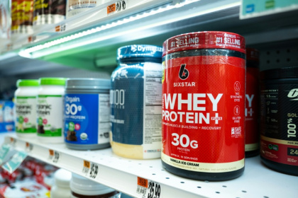 De la protéine de whey en rayon dans une épicerie de Bethesda, dans le Maryland, le 27 juillet 2026 - Annabelle GORDON (AFP)