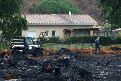 Des démineurs après la découverte d'obus datant de la Seconde Guerre mondiale dans un quartier du Porge en Gironde, le 3 août 2026 - Camille CASSOU (AFP)