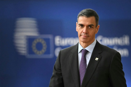 Le Premier ministre espagnol, Pedro Sánchez, arrive à Bruxelles pour participer à la réunion du Conseil européen, le 18 décembre 2025 - JORGE GUERRERO (AFP)