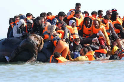 Des migrants montent à bord d'une embarcation de passeurs pour tenter de traverser la Manche au large de la plage de Gravelines, dans le nord de la France, le 29 juillet 2026 - Sameer AL-DOUMY (AFP)