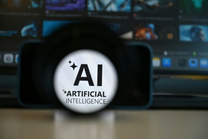 Logo d'intelligence artificielle sur un écran de smartphone, à Brxuelles, le 10 juin 2026 - Nicolas TUCAT (AFP)