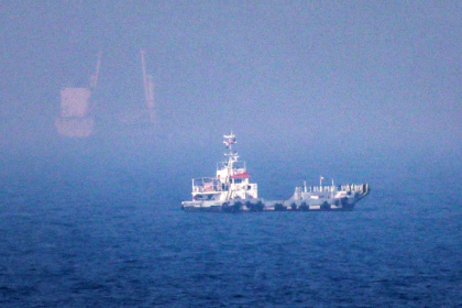 Des navires naviguent près du détroit d'Ormuz, au large de la côte orientale des Émirats arabes unis, à Khor Fakkan, le 13 juillet 2026 - - (AFP)