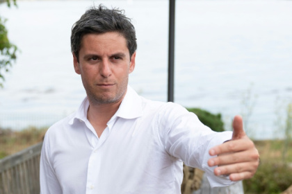 Le candidat à la présidentielle et patron de Renaissance Gabriel Attal à l'Ile-aux-Moines, le 25 juillet 2025 - Sebastien Salom-Gomis (AFP)