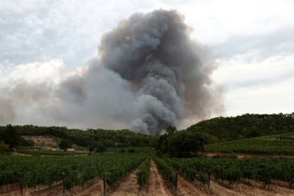 L'incendie aux portes du vignoble de Correns, le 1er août 2026. - Thibaud MORITZ (AFP)