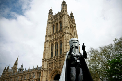 Count Binface pose devant le Palais de Westminster à Londres en 2024 - BENJAMIN CREMEL (AFP)