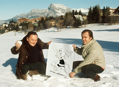 Les dessinateurs René Goscinny, à gauche, et Albert Uderzo à sa droite, posent avec une affichette d'Astérix le Gaulois à Megève, en Suisse, en 1971 - - (AFP)
