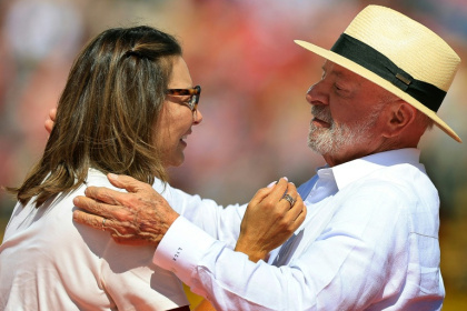Le président brésilien Lula (d), candidat à sa réélection, et son épouse Rosangela da Silva lors du lancement de la campagne du leader de gauche, à Sao Bernardo do Campo (sud-est), le 16 août 2026 - Miguel SCHINCARIOL (AFP)