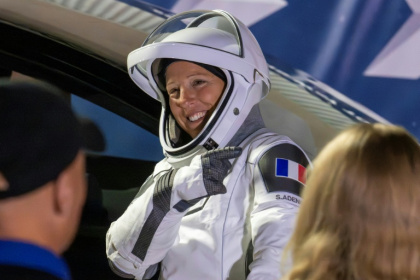 L'astronaute française Sophie Adenot pointe le drapeau français sur sa combinaison à Cape Canaveral en Floride, le 13 février 2026 - Jim WATSON (AFP)