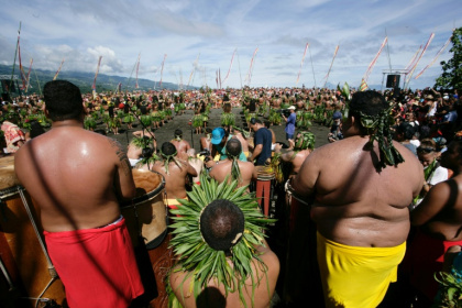 Des participants à une célébration sur la plage de la Pointe Vénus à Mahina, en Polynésie française, le 14 avril 2017 - Suliane FAVENNEC (AFP)