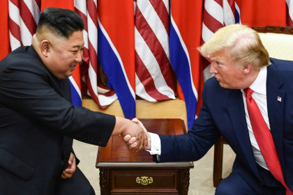 Le dirigeant nord-coréen Kim Jong Un et le président américain Donald Trump pendant une rencontre dans la zone démilitarisée séparant la Corée du nord et la Corée du sud, le 30 juin 2019 - Jung Yeon-je (AFP)