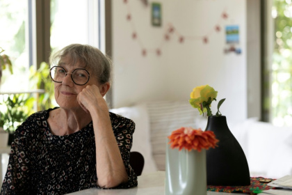 Michèle dans une résidence intergénérationnelle, le 21 août 2026, à Arcueil, dans le Val-de-Marne - Kenzo TRIBOUILLARD (AFP)