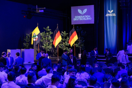 Les délégués assistent au congrès fédéral de Génération Allemagne, l’organisation de jeunesse du parti d’extrême droite Alternative pour l’Allemagne (AfD), à Magdebourg, dans l’est de l’Allemagne, le 29 août 2026 - Jens SCHLÜTER (AFP)