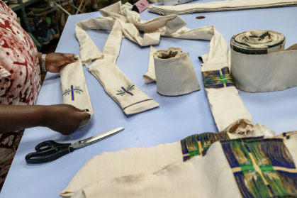 Une employée de l'entreprise d'insertion Le Tri d’Emma, basée à Villerest, le 1er septembre 2026, fabrique des étoles liturgiques en jacquard qui serviront lors des messes du pape Léon XIV en France - Jeff PACHOUD (AFP)