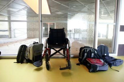 Lors des deux quinquennats d'Emmanuel Macron, des mesures pour mieux intégrer les personnes handicapées ont vu le jour mais elles sont loin d'être suffisantes, selon des 
acteurs du secteur - FRED DUFOUR (AFP)