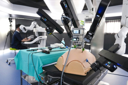 Un homme pilote le robot chirurgical baptisé "Hinotori", à l'Institut de recherche contre les cancers de l'appareil digestif (Ircad), à Strasbourg, le 7 septembre 2026 - Sébastien BOZON (AFP)