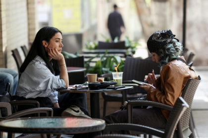 Des jeunes femmes à la terrasse d'un café à Téhéran, le 21 avril 2026 en Iran - ATTA KENARE (AFP)