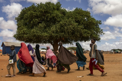 Des enfants sur le chemin de l'école près d'un camp de déplacés en Somalie qui subit une sécheresse prolongée, le 21 avril 2026 - Money SHARMA (AFP)