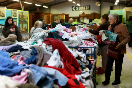 Des visiteurs d'une friperie Emmaüs à Parempuyre (Gironde), le 20 décembre 2025 - ROMAIN PERROCHEAU (AFP)