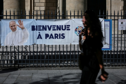 Une banderole annonçant le voyage du pape Léon XIV à Paris le 31 août 2026 - Jean-Christophe VERHAEGEN (AFP)