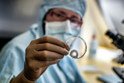 Un chirurgien réalise une greffe de cornée à l'hôpital Édouard Herriot de Lyon, le 2 avril 2012 - Jeff PACHOUD (AFP)
