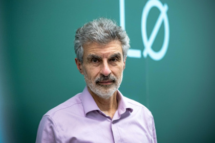 Le chercheur canadien Yoshua Bengio, considéré comme l'un des pères de l'IA, lors d'un entretien avec l'AFP à Montréal, au Canada, le 15 septembre 2026 - ANDREJ IVANOV (AFP)