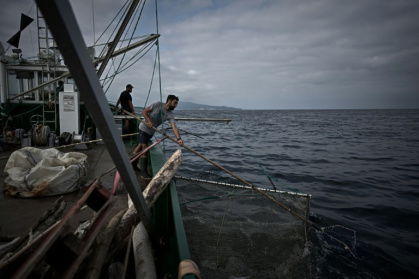 Des membres d'équipage de l'Itsas-Bellara récupèrent des déchets flottants au large de Saint-Jean-de-Luz, dans les Pyrénées-Atlantiques, le 8 septembre 2026 - Thomas BERNARDI (AFP)