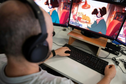 Un homme regarde sur son ordinateur la chaîne YouTube "LoFi Girl", produite par le Français Dim et illustrée par Juan Pablo Machado, le 17 septembre 2026 à Paris - Kenzo TRIBOUILLARD (AFP)
