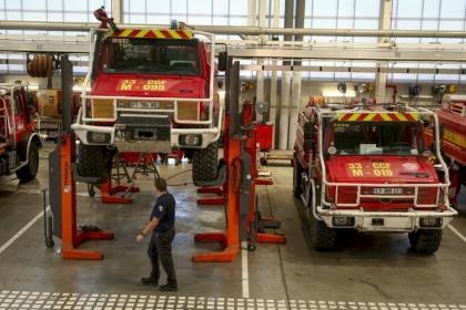 Des camions de pompiers endommagés par les incendies de forêt de l'été, en réparation dans l'atelier de logistique et de maintenance du SDIS 33, le 16 septembre 2026 à Bordeaux, en Gironde - ROMAIN PERROCHEAU (AFP)