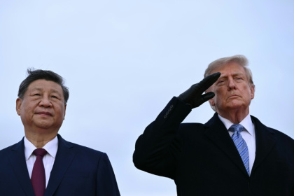 Le président américain Donald Trump accueille son homologue chinois Xi Jinping à son arrivée à Joint Base Andrews, dans le Maryland (est), le 23 septembre 2026 - Brendan SMIALOWSKI (AFP)