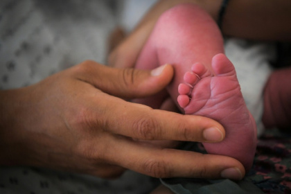 Face aux difficultés rencontrées par les familles monoparentales, qui sont près de 2,4 millions en France, les assureurs cherchent à séduire cette nouvelle clientèle en développant des offres adaptées à leurs besoins - LOIC VENANCE (AFP)
