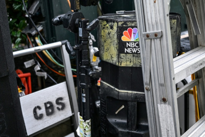 Du matériel de diffusion de CBS et NBC News devant l'aile Ouest de la Maison Blanche, à Washington , le 23 septembre 2026 - Alex Wroblewski (AFP)