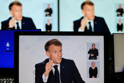 Un écran de contrôle montre le président Emmanuel Macron s'exprimant lors d'une interview accordée à France 2 et TF1 à l'Élysée, le 24 septembre 2026 à Paris - Arnaud RICHARD (AFP)