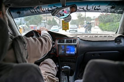 Un taxi afghan de Kaboul disposant d'un autoradio, le 14 septembre 2026 - Wakil KOHSAR (AFP)