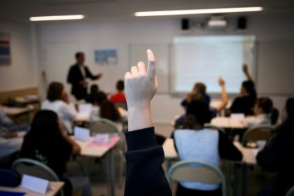 Professeur et élèves en cours dans le collège Auguste-Brizeux à Lorient, le 5 septembre 2024 - Loic VENANCE (AFP)