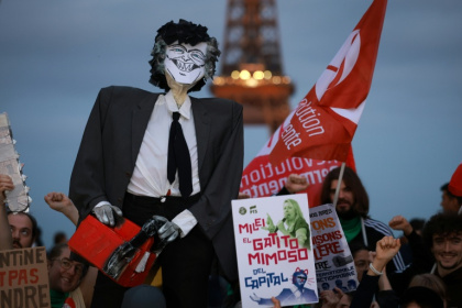 Des manifestants protestent contre la visite en France du président argentin Javier Milei, sur la place du Trocadéro à Paris, le 30 septembre 2026 - Kenzo TRIBOUILLARD (AFP)