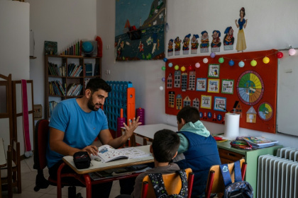 Konstantinos Fantelas, professeur, et ses deux seuls élèves, à Thymaina, en Grèce, le 23 septembre 2026 - Angelos TZORTZINIS (AFP)