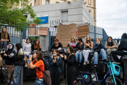 Des lycéens bloquent le lycée Saint-Charles à Marseille, le 1er octobre 2026 - Miguel MEDINA (AFP)