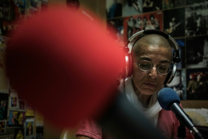 Nathalie Micou au micro de Radio Pinpon à l'hôpital de Niort, le 21 septembre 2026 - Philippe LOPEZ (AFP)