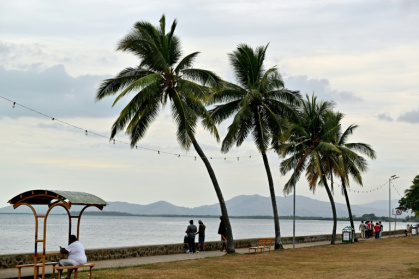 Des habitants de Nadi aux Fidji passant la matinée sur une plage située près du port, à la veille de la cérémonie d'ouverture du Sommet du Pacifique pré-COP31 - SAEED KHAN (AFP)