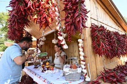 Un client goûte une spécialité à base de paprika lors de la foire annuelle de Kalocsa, dans le sud de la Hongrie, le 19 septembre 2026 - Attila KISBENEDEK (AFP)